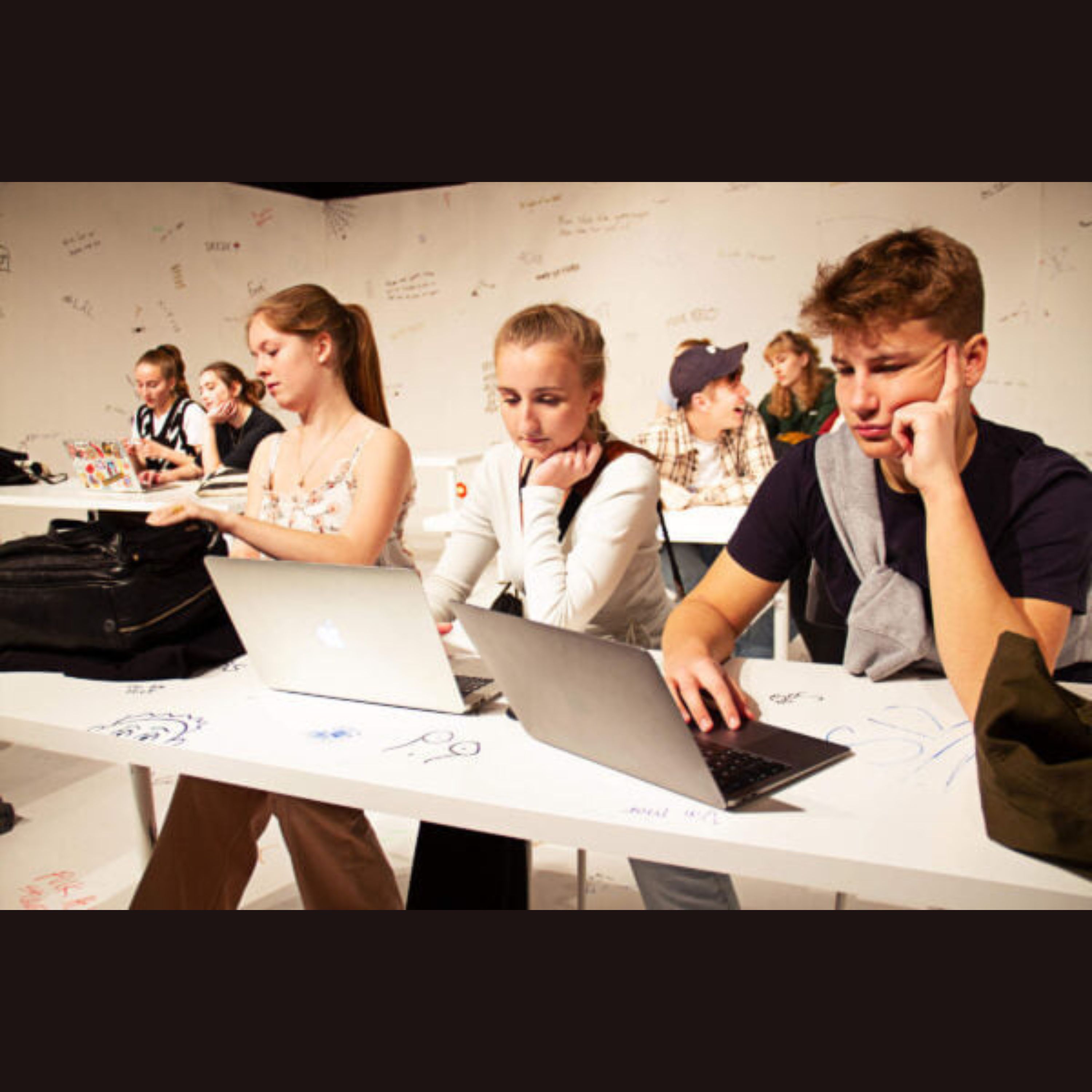 Teaterbussen - radioanmeldelser af scenekunst