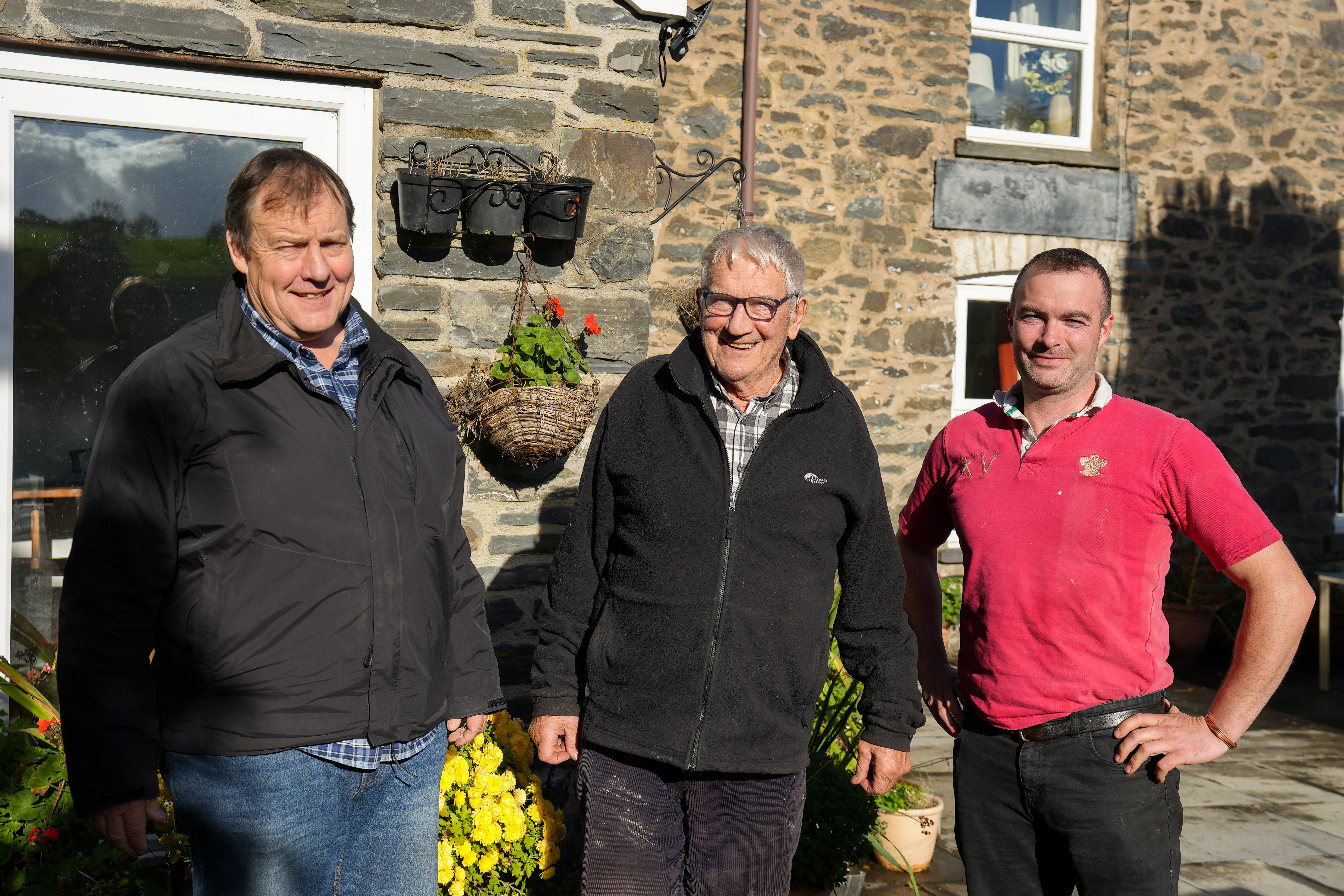 Ear to the Ground / Clust i\'r Ddaear