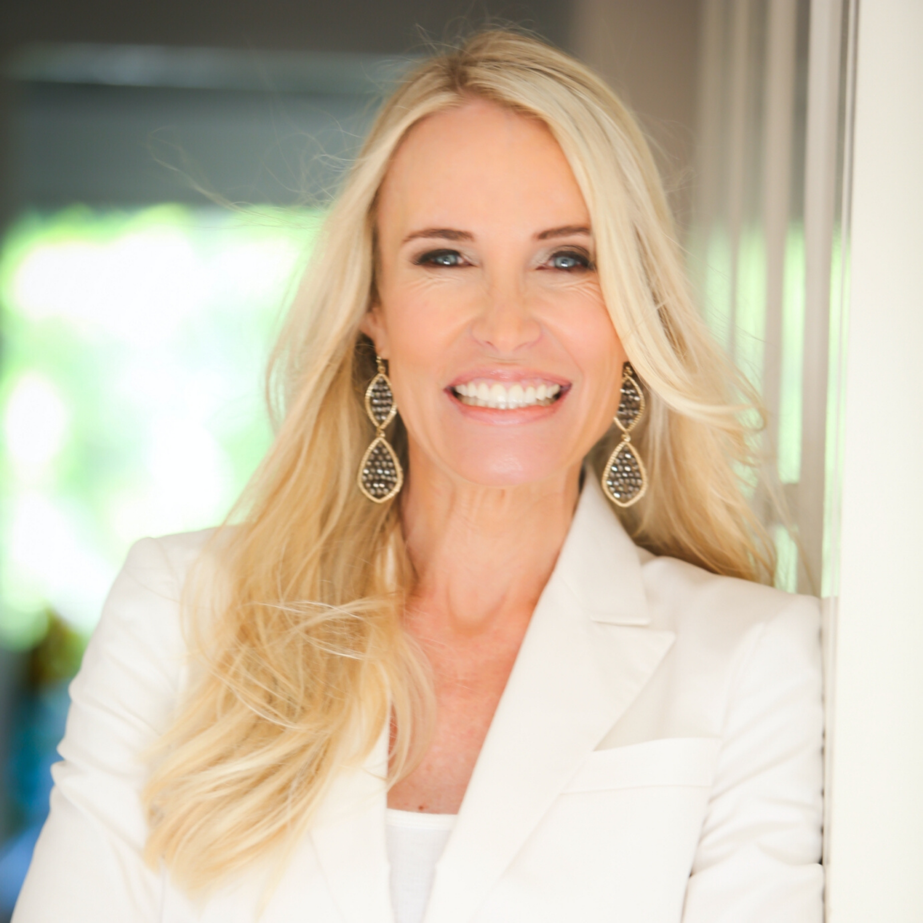 EFR 354: Journey to the Center of YOU - Letting Go of Past Traumas to Become a Force to Be Reckoned With with Mia Hewett