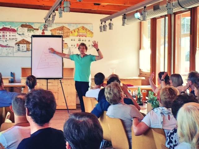 Der Nr. 1 Taegliche Audio Blog | Motivation, Inspiration, Resultate und Erfolg jeden Morgen mit Dr. Julian Hosp