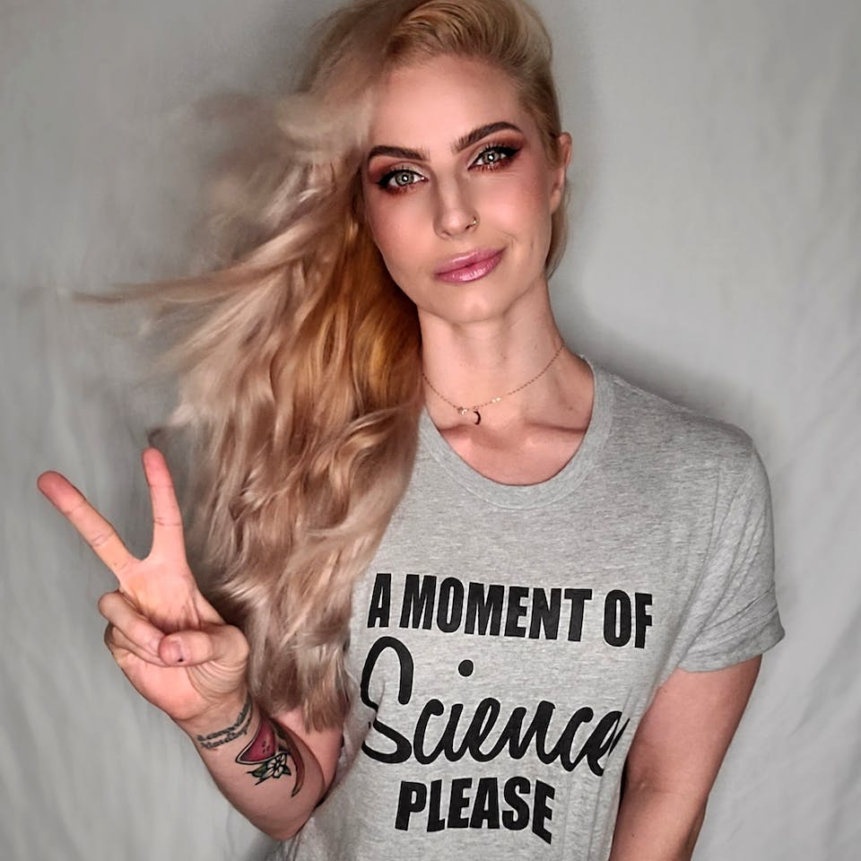 Ep. 17: Leah Elson on Science, Style, and Showing Up Fully As Yourself Ep. 17: Leah Elson on Science, Style, and Showing Up Fully As Yourself