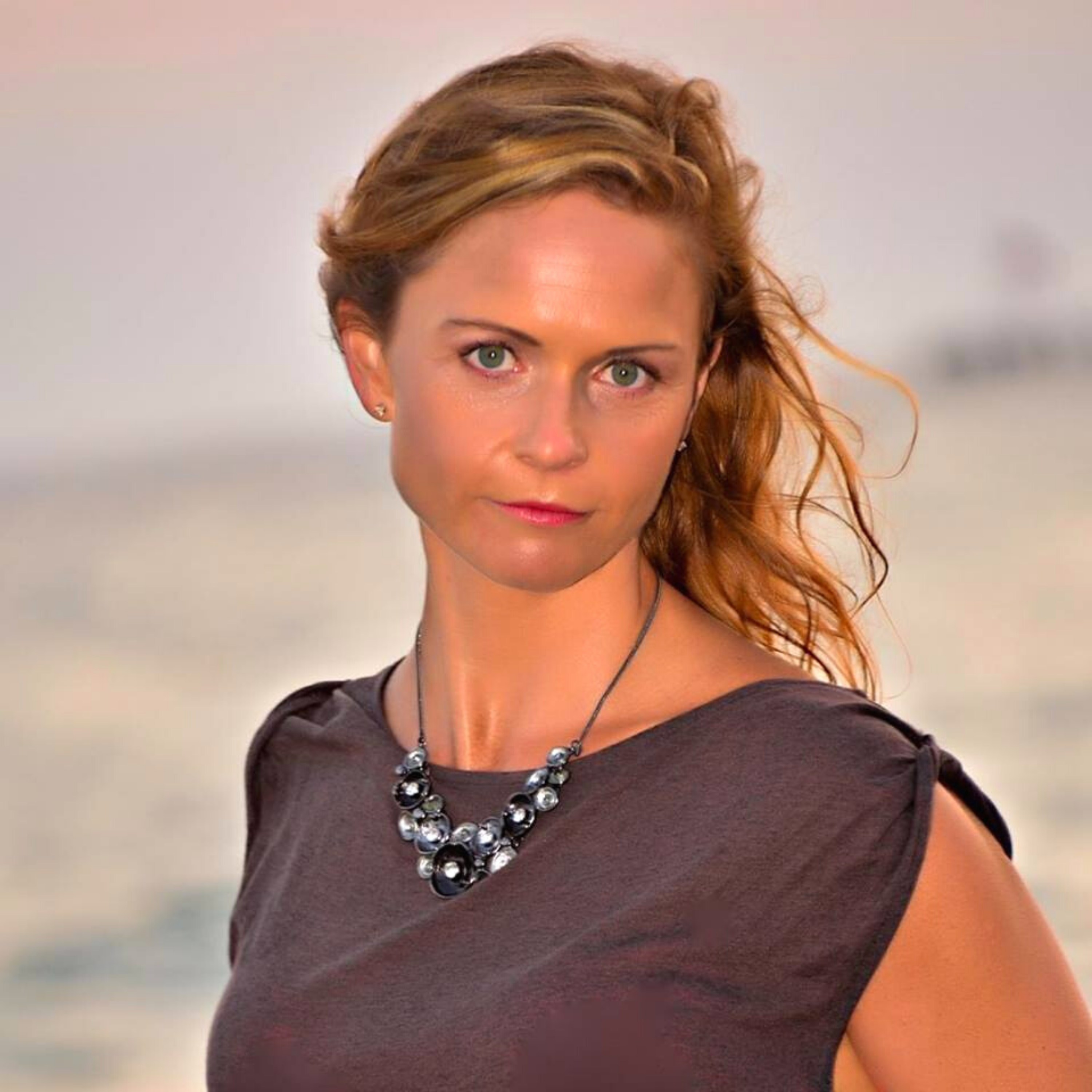 EFR 431: Biohack Your DNA to Find the Optimal Way to Eat, Move, Sleep, and Recharge with Angela Foster