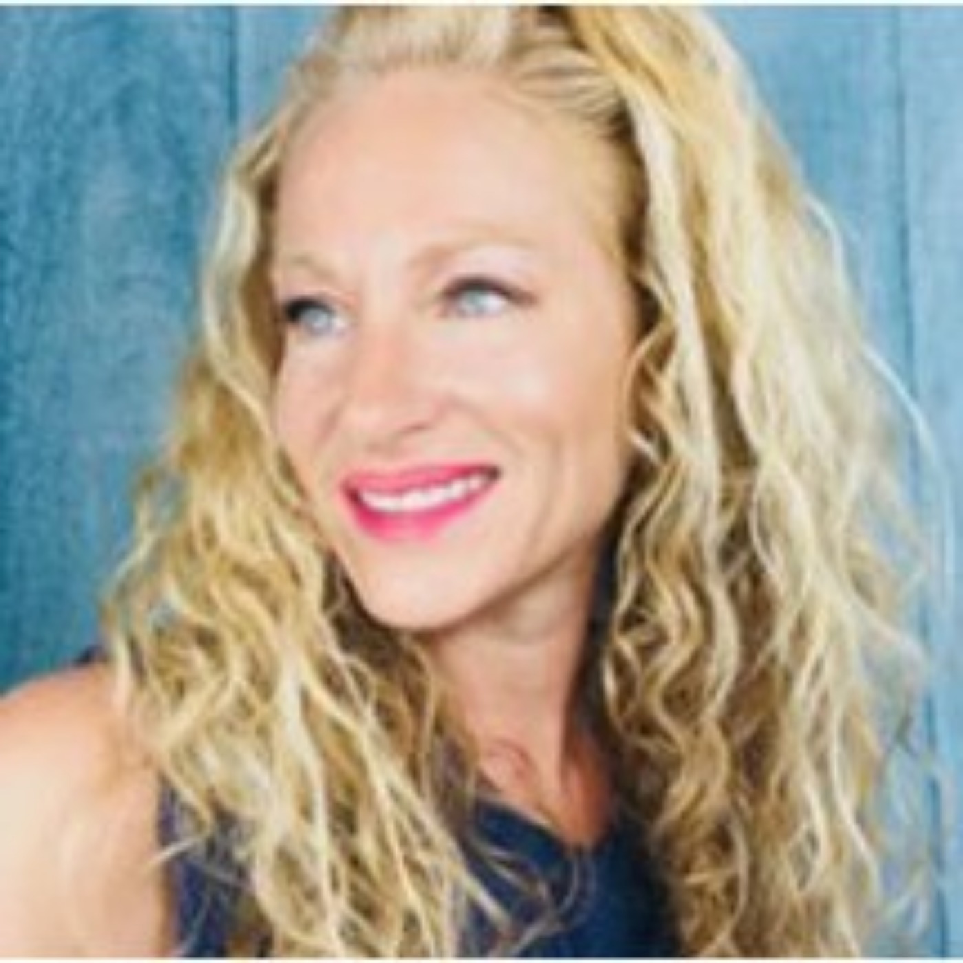 The Thyroid Dilemma – Elle Russ, Wellness Advocate and Author of The Paleo Thyroid Solution – Thyroid Health – The Many Issues That Originate With This Master Gland & The Way To Better Health
