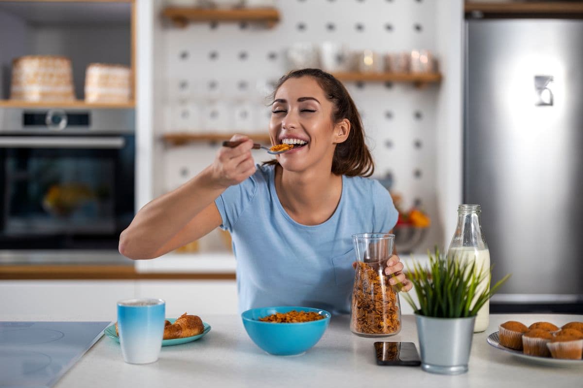 Episode 384: Q+A - Should You Eat Just 3 Meals a Day or Include Snacks?