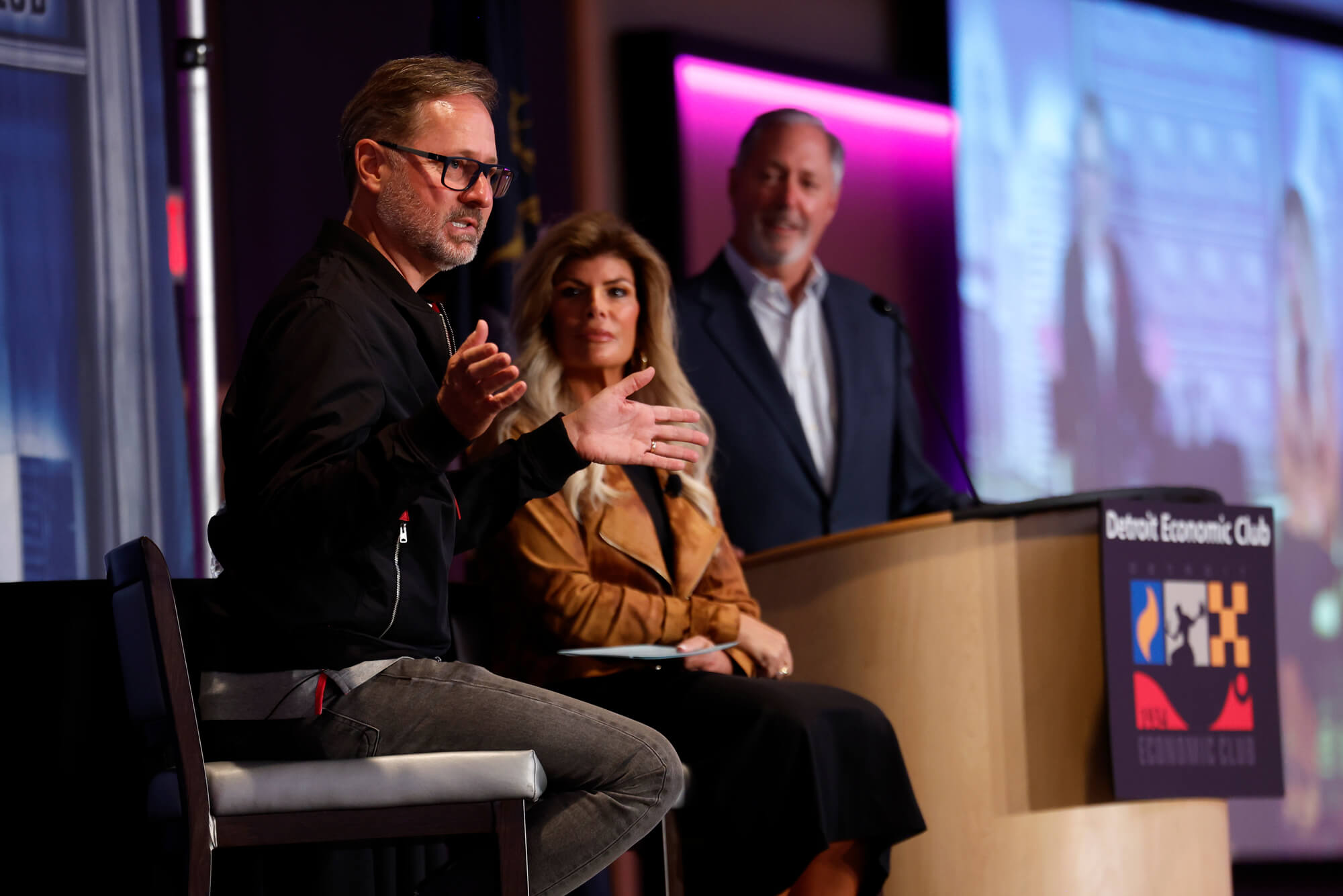 Forever Disrupting: T-Mobile's Evolution From Underdog to Leader in Wireless and Beyond Forever Disrupting: T-Mobile's Evolution From Underdog to Leader in Wireless and Beyond