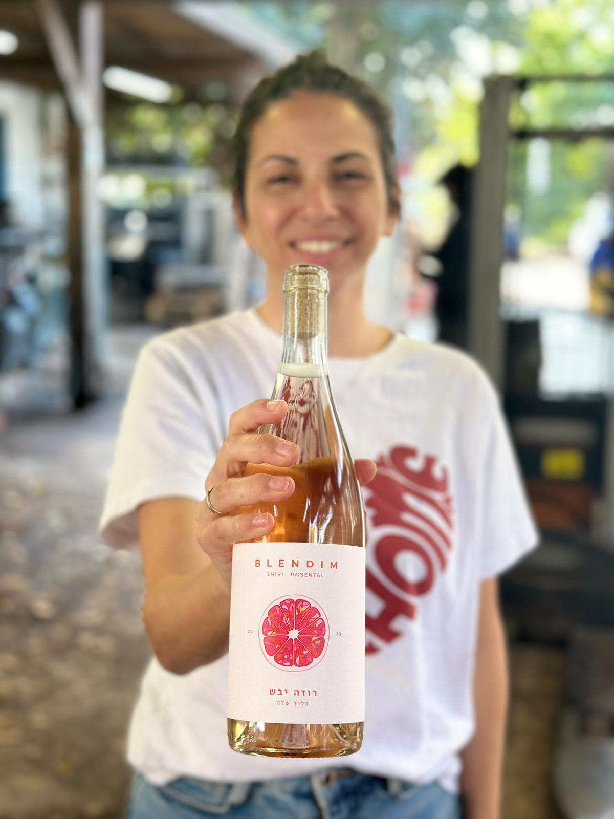 יין לשניים - פרק 23 - קנו יין ממשפחת ונקרט, הקשר בין אוזמפיק לירידה בצריכת יין, רוזה מקסים של הייננית שירי רוזנטל, שיחה עם מפיק ארועי היין נתי נע יין לשניים - פרק 23 - קנו יין ממשפחת ונקרט, הקשר בין אוזמפיק לירידה בצריכת יין, רוזה מקסים של הייננית שירי רוזנטל, שיחה עם מפיק ארועי היין נתי נע