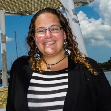 Ep. 001: Dr. Mya Breitbart and Tee Grizzard talk marine biology in laymen's terms, share science puns, and geek out over Science Day