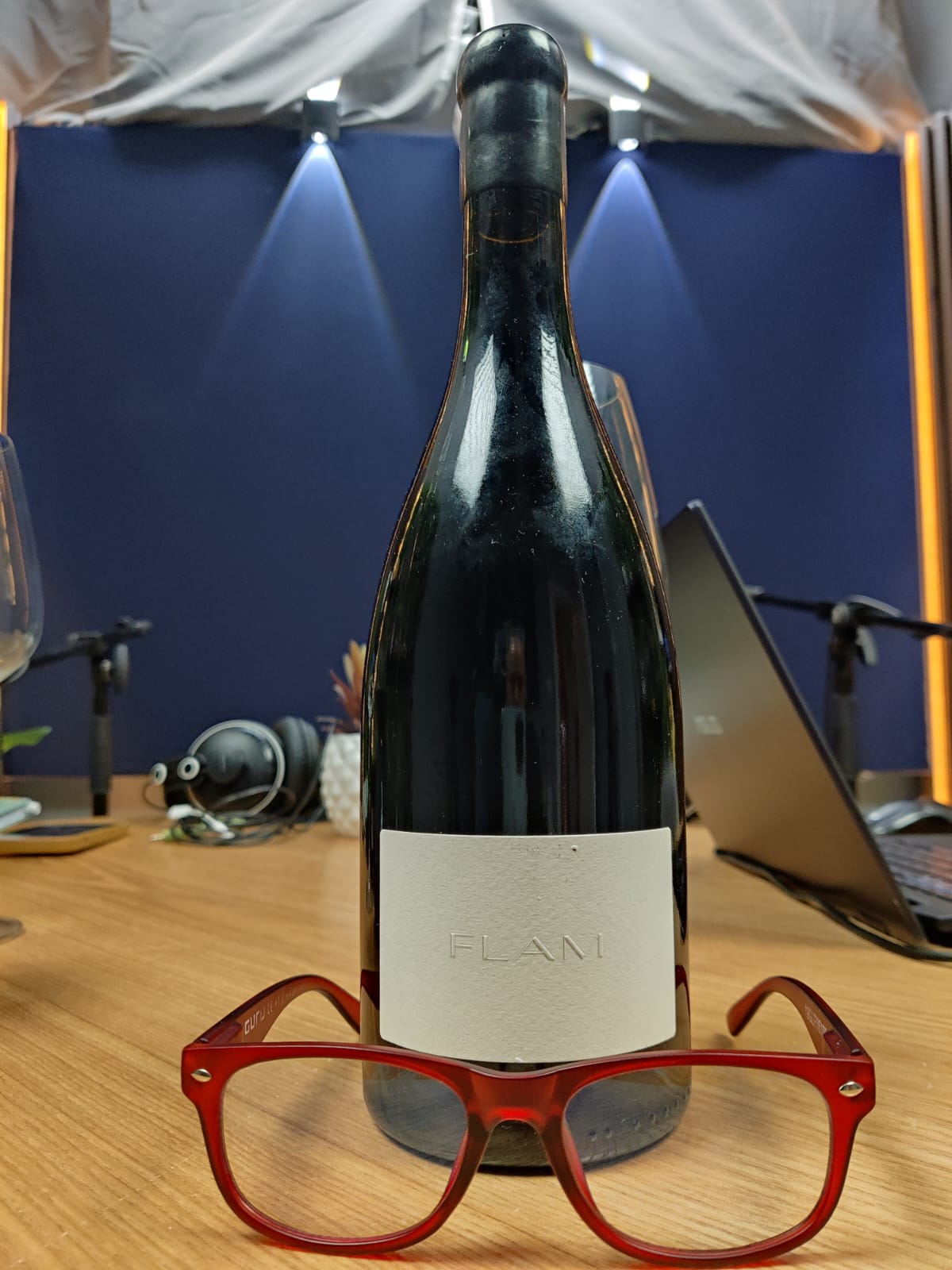 יין לשניים - פרק 18 - קובי חזר מפראג היפה, פיטר מארק על טעימה עיוורת, טועמים את התווית הלבנה של יקב פלם, "שירת" יין ועשרת היינות הטובים של 2024 על פי יין לשניים - פרק 18 - קובי חזר מפראג היפה, פיטר מארק על טעימה עיוורת, טועמים את התווית הלבנה של יקב פלם, "שירת" יין ועשרת היינות הטובים של 2024 על פי