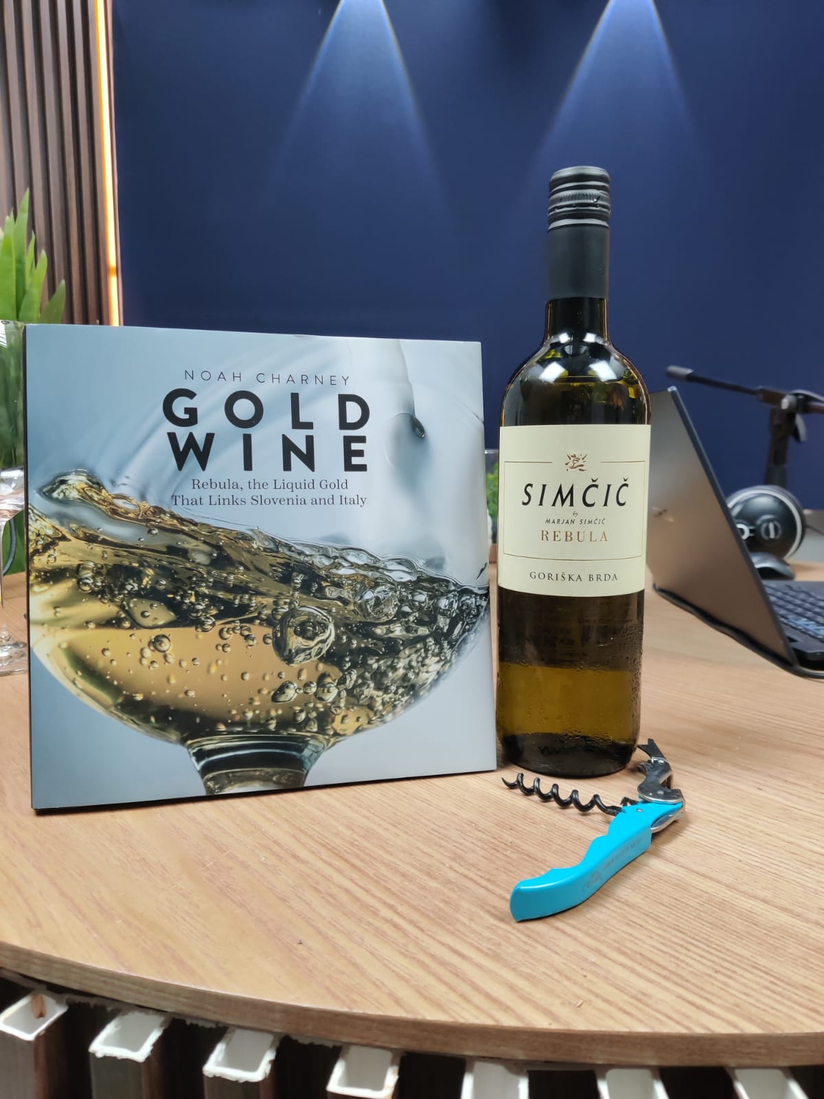 יין לשניים - פרק 19 - על יקב עכו השיתופי, בינה מלאכותית בעולם היין, משה וייזמן על מיזם וייניג המסקרן, טעימת רבולה והספר גולד ויין יין לשניים - פרק 19 - על יקב עכו השיתופי, בינה מלאכותית בעולם היין, משה וייזמן על מיזם וייניג המסקרן, טעימת רבולה והספר גולד ויין