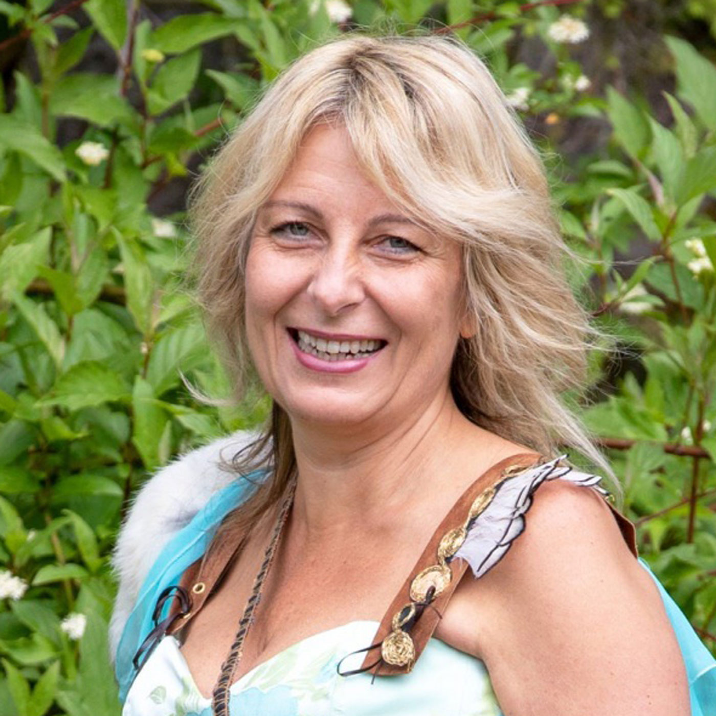 cover of episode Folge 8: Wenn du Dinge siehst, die andere nicht sehen, ist es keine Frage des Glaubens, sondern eine Frage des Wissens! – Dr. Barbara Rheinbay, Moderne Schamanin und Expertin für Intuition